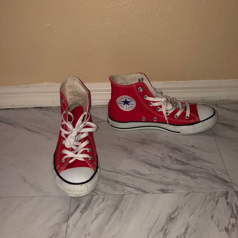Red and white Converse / Chuck Taylor women size 7